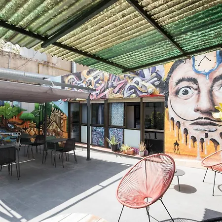 Hostal No Limit Graffiti Barcelona