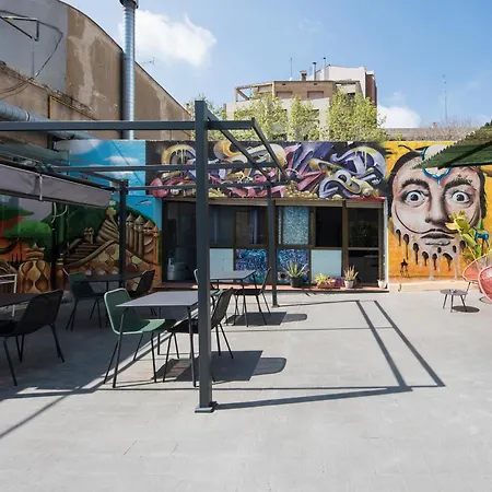 Hostel No Limit Graffiti