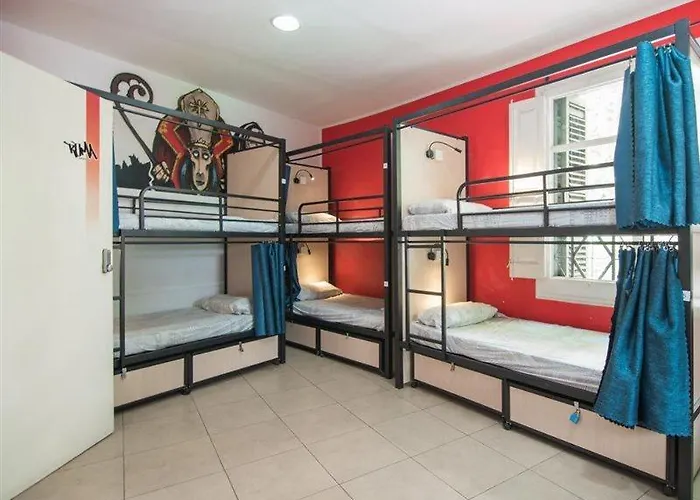 No Limit Graffiti Hostel *