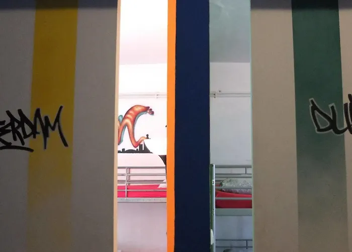 No Limit Graffiti Hostel *